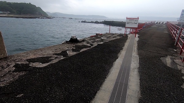 串本海中公園 半潜水型海中観光船