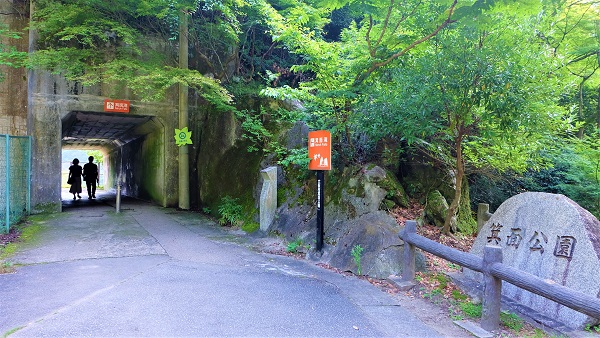 青紅葉狩り、夏の箕面滝をお手軽に【日本の滝百選】無料駐車場有