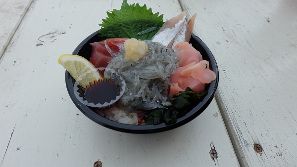 えびす丸人気ナンバー1の生しらす丼(税込み900円)