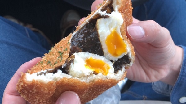 【淡路島】淡路サービスエリア(下り)　半熟卵入り黒カレーパン